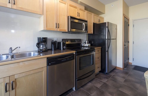 Canmore Condo | Canmore Escape 1 Bedroom Condo. Swimming Pool and Hot Tubs.