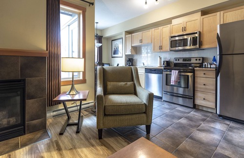 Canmore Condo | Canmore Escape 1 Bedroom Condo. Swimming Pool and Hot Tubs.