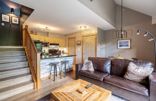 Cougar Creek Resort | Canmore Penthouse Loft/Round Heated Outdoor Pool