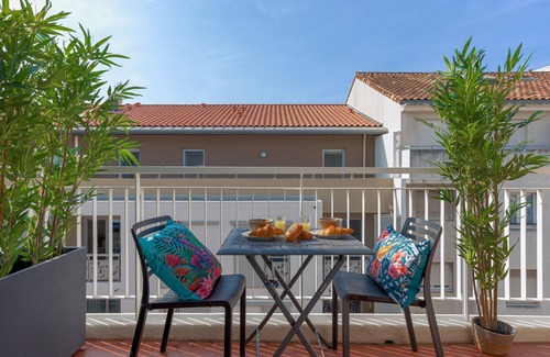 La Bocca Apartment | Cannes beach 400 metres away, Spacious air-conditioned 2-bedroom apartment