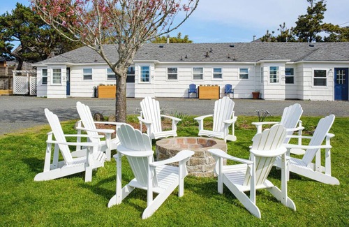 Downtown Cannon Beach Hotel | Cannon Beach Hotel - Classic Queen Room at Cannon Beach Hotel Collection!
