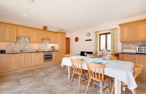 Saxmundham House | Canola Lodge - Two Bedroom House, Sleeps 4