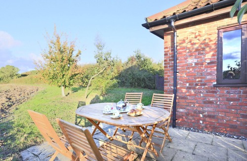 Saxmundham House | Canola Lodge - Two Bedroom House, Sleeps 4