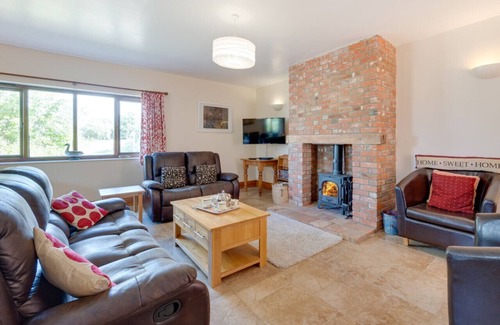 Saxmundham House | Canola Lodge - Two Bedroom House, Sleeps 4