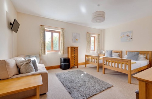 Saxmundham House | Canola Lodge - Two Bedroom House, Sleeps 4