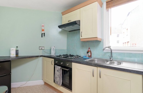 Old Town Apartment | Canongate [357] is a Cosy apartment at the foot of the Royal Mile opposite Holyrood Palace