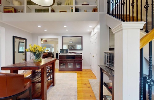 Marietta Cottage | Canopy-draped Treehouse in-law-suite home in Roswell/East Cobb