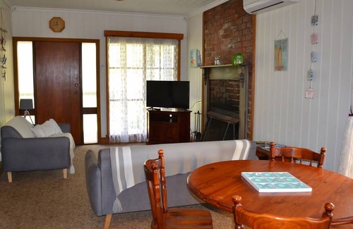 Venus Bay House | Canterbury Cottage - beautiful cedar cottage in Venus Bay