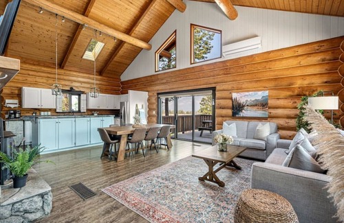 East Kootenay Apartment | Canterbury Lodge | Private Hot Tub | Arcade Games