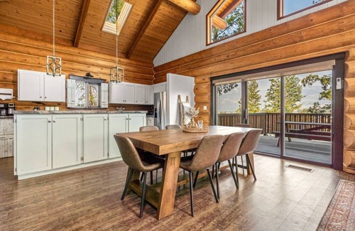 East Kootenay Apartment | Canterbury Lodge | Private Hot Tub | Arcade Games