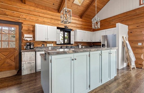 East Kootenay Apartment | Canterbury Lodge | Private Hot Tub | Arcade Games