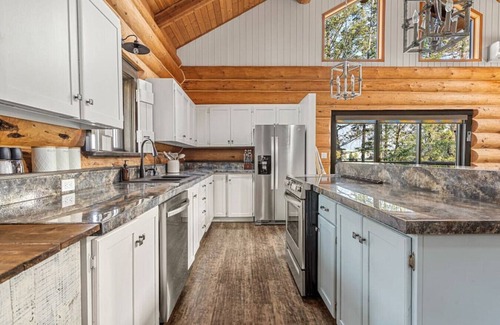 East Kootenay Apartment | Canterbury Lodge | Private Hot Tub | Arcade Games
