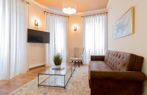 Ponta Delgada House | Canto do Atlantico - City Centre with Air Conditioning, Private Garage and Outdoor Patio