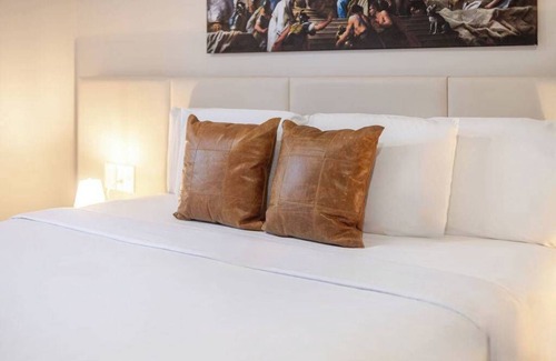 Gay Village Hotel | Canvas King – Heart of Montreal