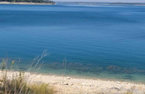 Canyon Lake House | Canyon Cliffside Waterfront Cottage