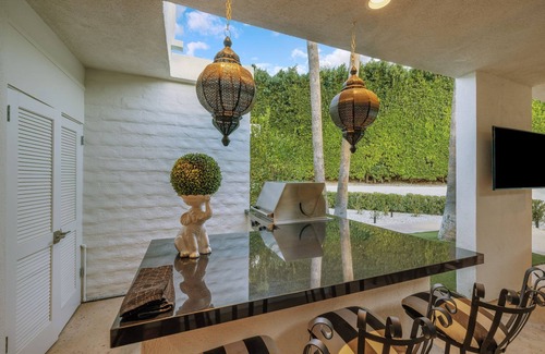 Palm Springs House | Canyon House Palm Springs - Hollywood Glamour Meets Desert Cool!