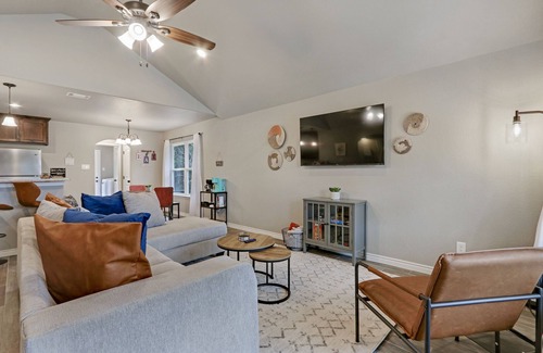 Canyon Lake Cottage | Canyon Lake Gem, 7 miles to tubing, & wedding venues
