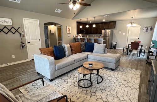 Canyon Lake Cottage | Canyon Lake Gem, 7 miles to tubing, & wedding venues