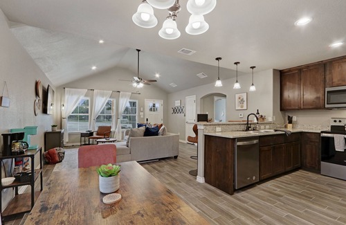 Canyon Lake Cottage | Canyon Lake Gem, 7 miles to tubing, & wedding venues