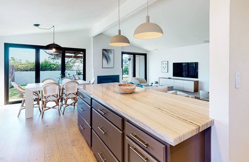 Serra Mesa House | Canyon view home with fire pit, large backyard, grill, patio, & full kitchen
