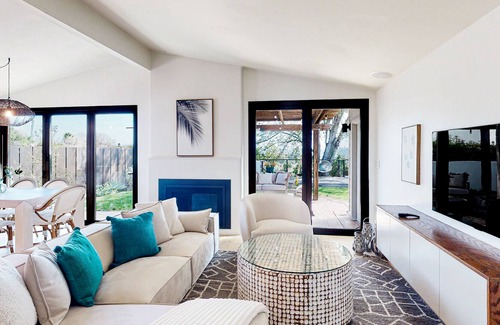 Serra Mesa House | Canyon view home with fire pit, large backyard, grill, patio, & full kitchen