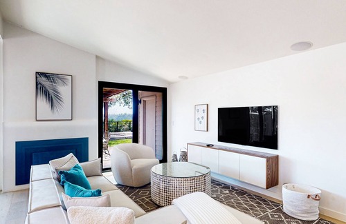 Serra Mesa House | Canyon view home with fire pit, large backyard, grill, patio, & full kitchen
