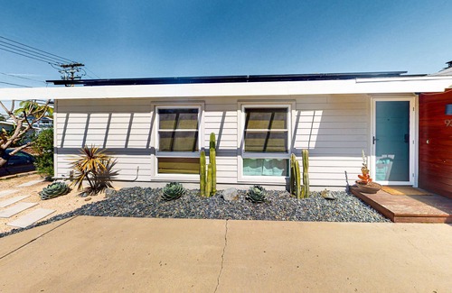 Serra Mesa House | Canyon view home with fire pit, large backyard, grill, patio, & full kitchen