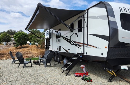 Temecula House | Canyon views surrounding you, you’ll feel a sense of peace and quiet in this RV