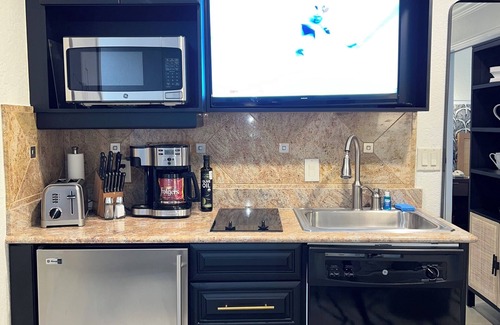 Park City Condo | CANYONS VILLAGE SKI IN OUT - 1 bdrm condo, VIEWS, steam shower, steps to GONDOLA