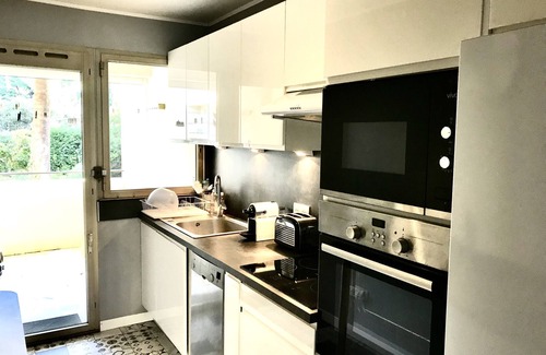Cap-d'Antibes Apartment | Cap d'Antibes 2 bdr appartment with parking, swimming pool and AC