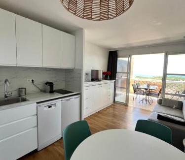 Cap Esterel Apartment | Cap Esterel - Charmant T2 climatisé vue mer 4/5 pers - Piscine - Parking