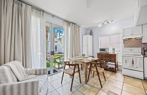 Crystal Beach House | Cap`s Cottage: Upscale Retreat-Walk to Beach+Pool