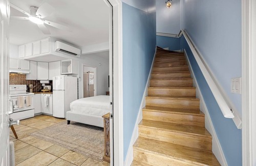 Crystal Beach House | Cap`s Cottage: Upscale Retreat-Walk to Beach+Pool