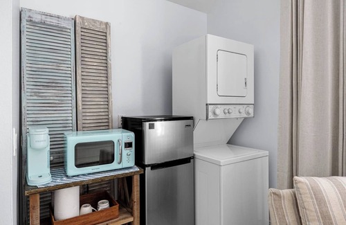 Crystal Beach House | Cap`s Cottage: Upscale Retreat-Walk to Beach+Pool