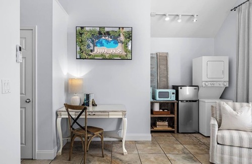 Crystal Beach House | Cap`s Cottage: Upscale Retreat-Walk to Beach+Pool