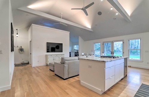 Brewster Cottage | Cape Cod Cottage w/Fire Pit - Walk to Beach!