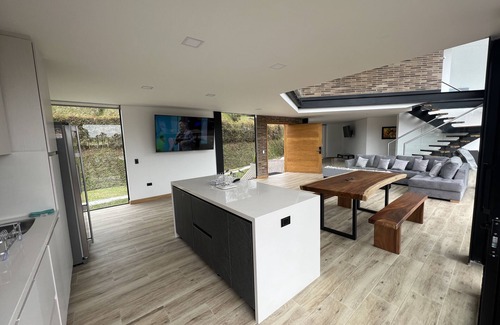 El Penol House | Cape Cod- El Peñol with access to dam