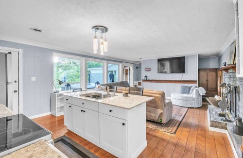 Rock Harbor House | Cape Norris Lake House