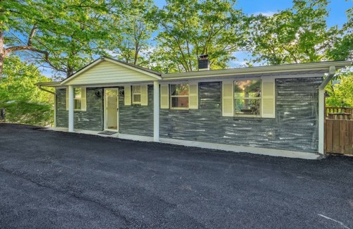 Rock Harbor House | Cape Norris Lake House
