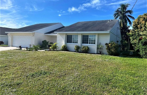 Fort Myers House | Cape Oasis 3/2 Remodeled pool home with spa
