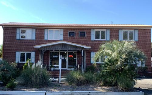 Buxton Hotel | Cape Pines Motel