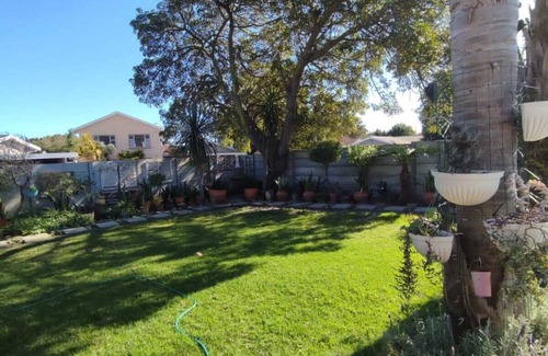 Trawal House | Cape Town Holiday Home with 5 Bedrooms and 5 Bathrooms.