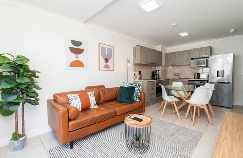 Cape Town City Centre Apartment | Cape Town's TableMountain Views~2BR~Parking~Balcony~Pool