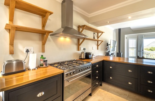 Scott Estate Apartment | Cape Town Townhouse. Panoramic Sea & Mountain Views. Beach 50m. Spectacular!
