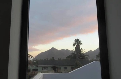 Capri Villa | Cape white villa (Load shedding free)