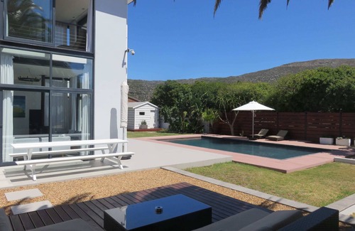 Capri Villa | Cape white villa - Main suite (No Load shedding)