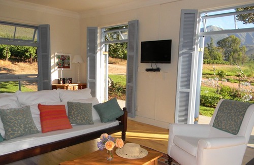 Langeberg House | Cape Winelands cottage 90m2 with beautiful views of vineyards, mountains & orcha