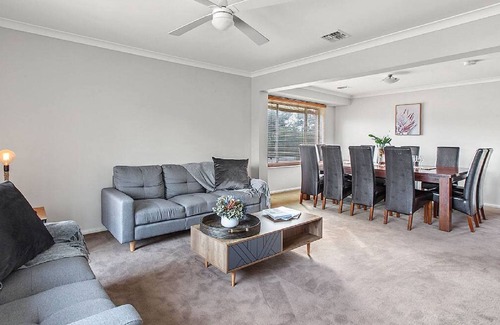 Capel Sound House | Capel Grand Villa - Pet-Friendly Beach Escape