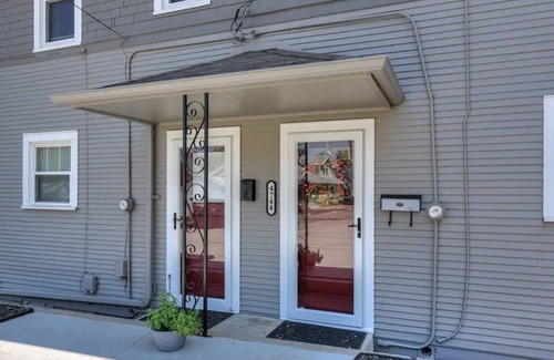 Dundee-Happy Hollow Historic District House | Capitol Charm in Dundee - East