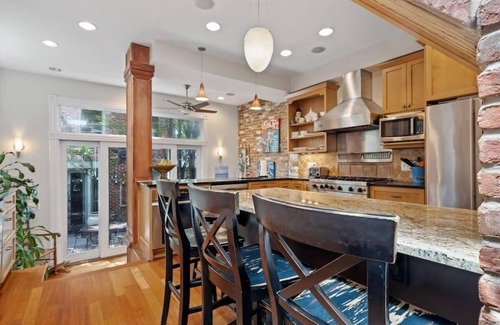Stanton Park House | Capitol Hill Homestay/Historic & Solar-Powered